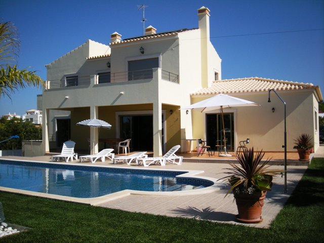 4 bedrooms villa with pool